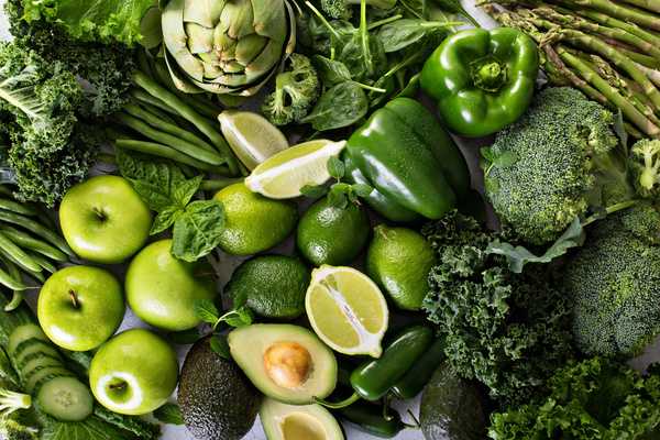 Ingredientes frescos dispuestos para cocinar una comida casera
